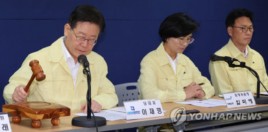 이재명 더불어민주당 대표가 19일 경북 안동시 당 사무실에서 최고위 회의를 하고 있다.<연합뉴스>